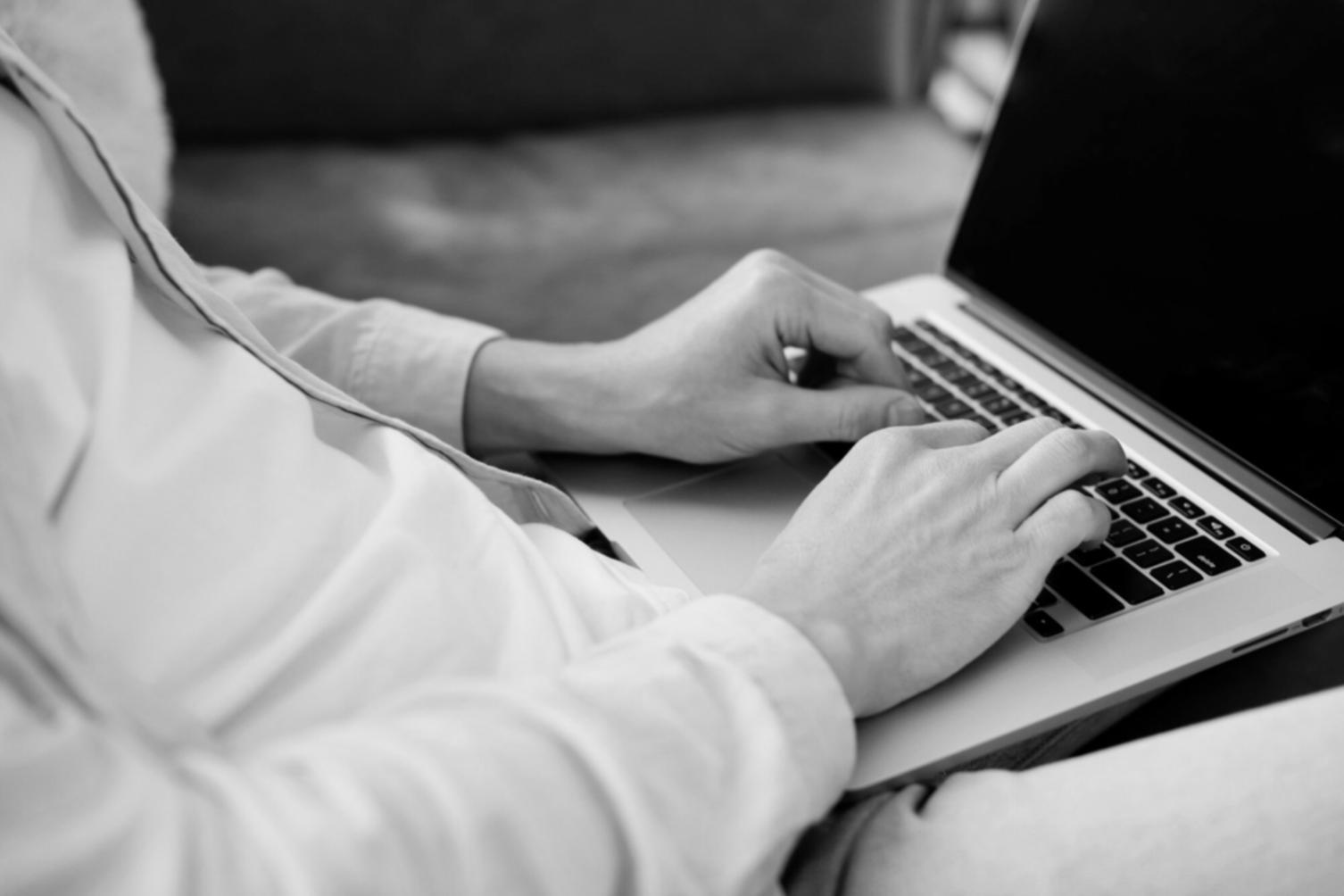 Bureau de travail avec documents financiers et calculatrice